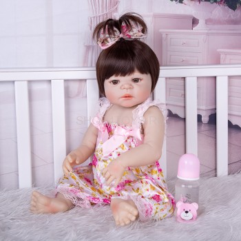 Кукла реборн силиконовая девочка 55 см брюнетка с карими глазами ​Кукла реборн силиконовая младенец, выглядит как настоящий ребенок, можно купать, можно делать прически. Купить недорого куклу реборн силиконовую можно в нашем магазине.