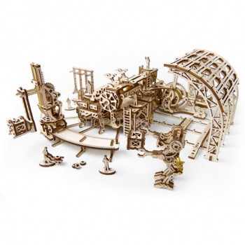 Деревянный 3D конструктор Ugears &quot;Фабрика Роботов&quot; - 70039 Конструкция фабрики, позволяет наблюдать движущиеся оси и механизмы. Роботы, имеют шарнирные соединения ног, рук и тела с кабиной для управления.
